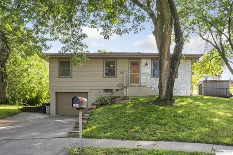 8804 Spaulding Cir, Omaha, NE 68134