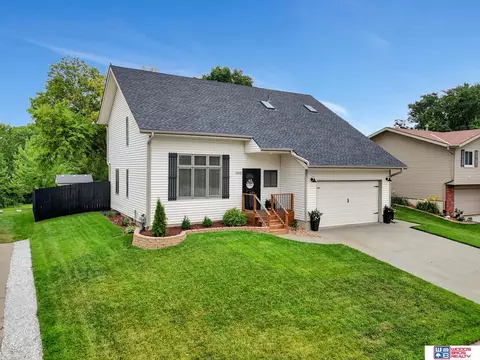 5600 NW Fairway Dr, Lincoln, NE 68521