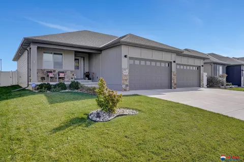 610 N 105th St, Lincoln, NE 68527