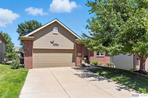 4918 Fountain Dr, Papillion, NE 68133
