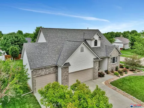 5950 Clear Creek Dr, Lincoln, NE 68516