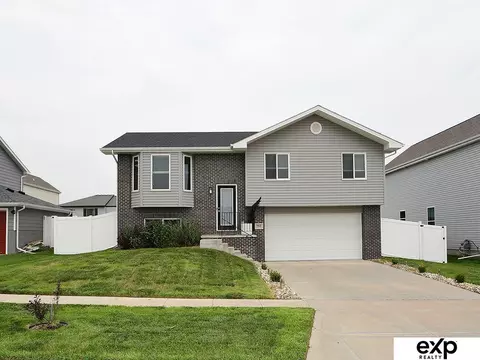 960 Barker Ln, Lincoln, NE 68521