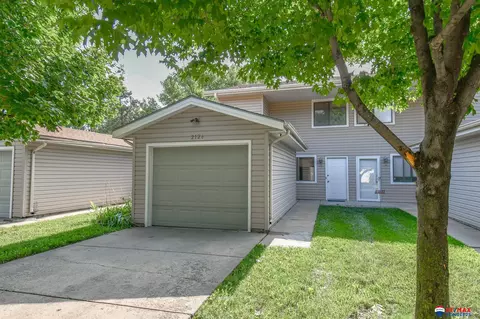 2126 Lockwood Ct, Lincoln, NE 68528
