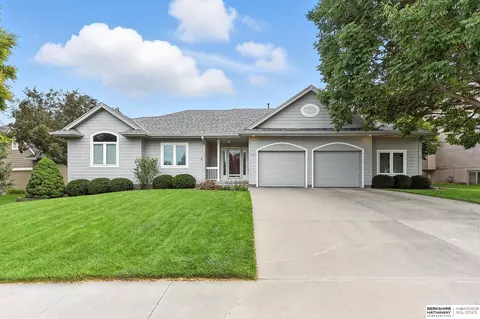 219 Oakmont Dr, Papillion, NE 68133