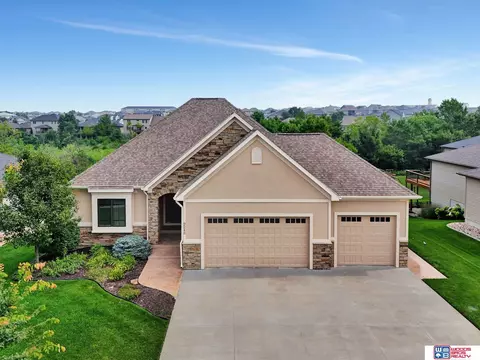 9248 Fairbanks Ct, Lincoln, NE 68516