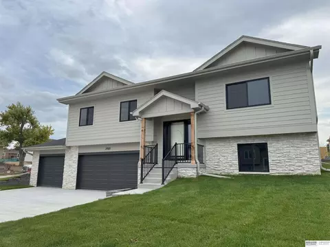 21501 Old Coach Rd, Elkhorn, NE 68022