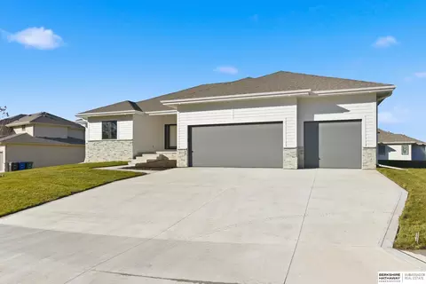9808 Overland Trl, Papillion, NE 68046