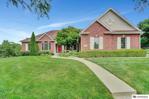 8740 Augusta Cir, Lincoln, NE 68526