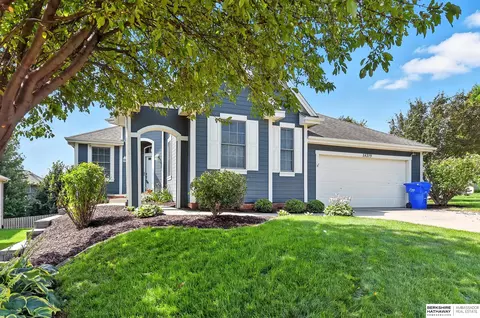 18319 Dewey Ave, Elkhorn, NE 68022