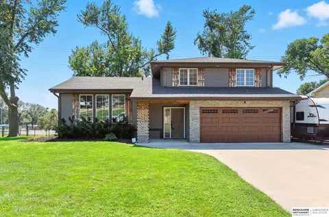 11305 Queens Dr, Omaha, NE 68164