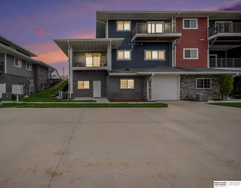 5928 N 158 Plaza Cir, Omaha, NE 68116