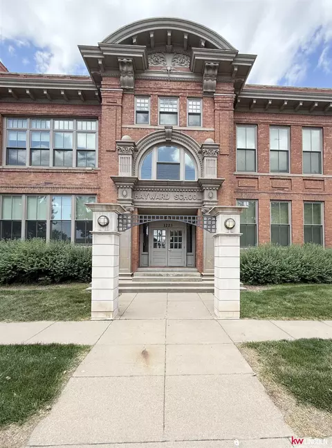 1223 N 9th St #110, Lincoln, NE 68508