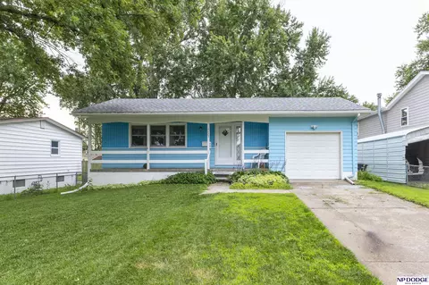 6623 Parkview Ln, Omaha, NE 68104