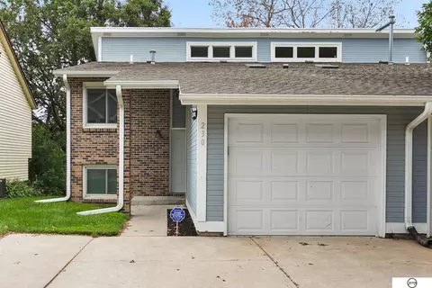 230 Parkside Ln, Lincoln, NE 68521