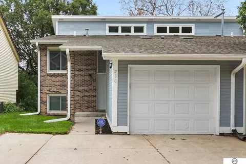 230 Parkside Ln, Lincoln, NE 68521
