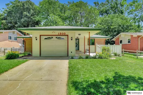 1300 Scenic Ln, Lincoln, NE 68505