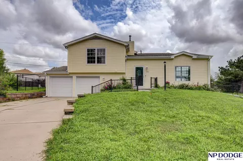 2086 Parker Cir, Omaha, NE 68110
