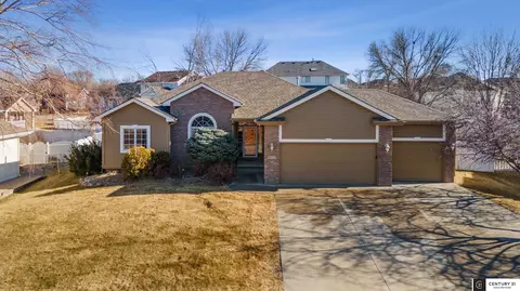 9425 Valley View Dr, La Vista, NE 68128