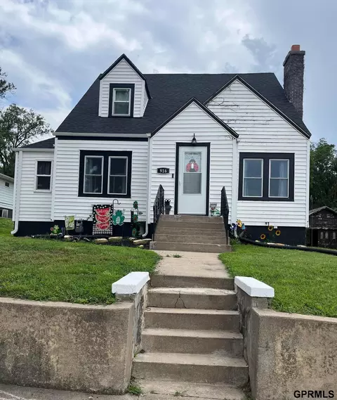 916 9th St, Fairbury, NE 68352