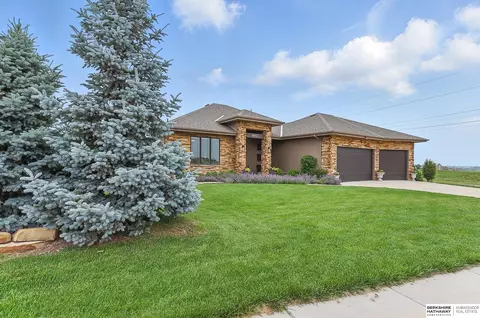 18652 Webster Cir, Elkhorn, NE 68022