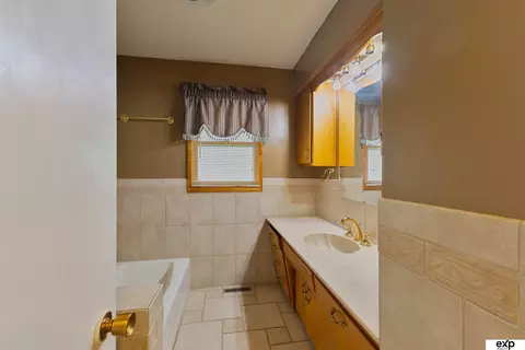 Bath - 205 8th St, Scribner, NE 68057 photo 3 of 4
