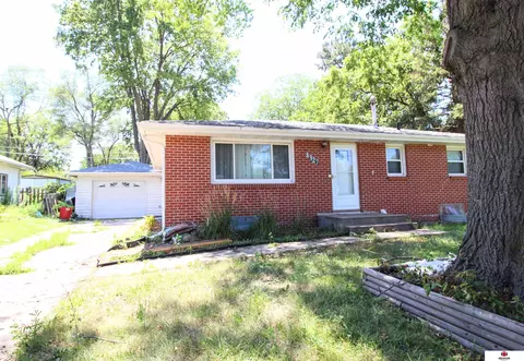 6927 Holdrege St, Lincoln, NE 68505
