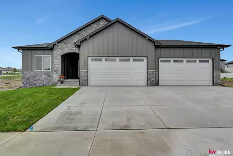 9527 Breashears St, Lincoln, NE 68516
