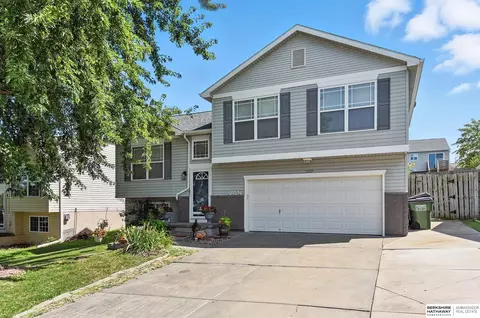 15719 Cottonwood Ave, Omaha, NE 68136