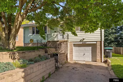 7810 Charles St, Omaha, NE 68114