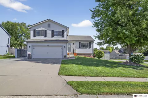 824 Clearwater Dr, Papillion, NE 68046
