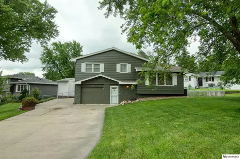 6205 N 77th St, Omaha, NE 68134