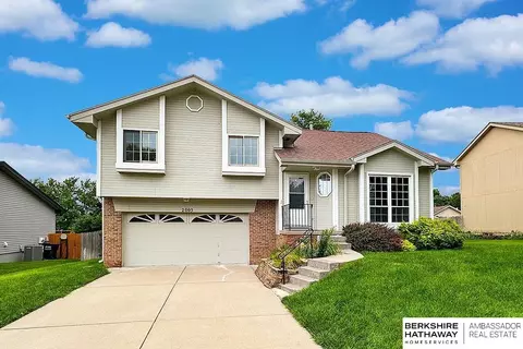 2003 Queen Dr, Papillion, NE 68046