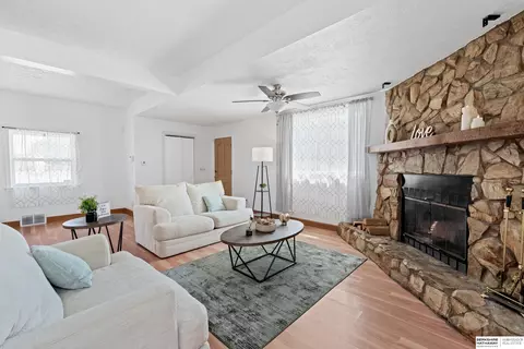 5216 S 36th St, Omaha, NE 68107