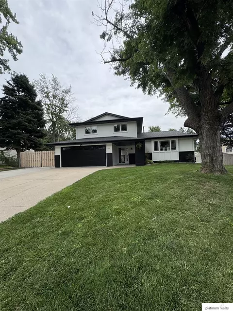 801 Donegal Dr, Papillion, NE 68046