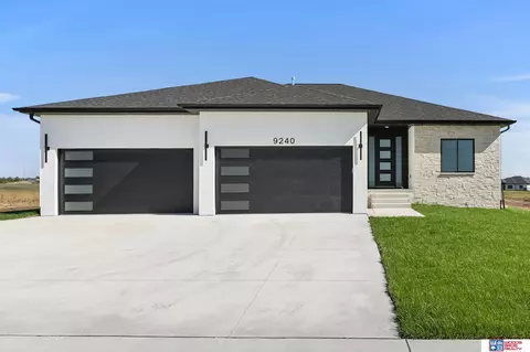 9240 Castle Pine Dr, Lincoln, NE 68516