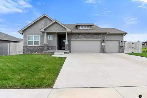 7915 Maxine Dr, Lincoln, NE 68516