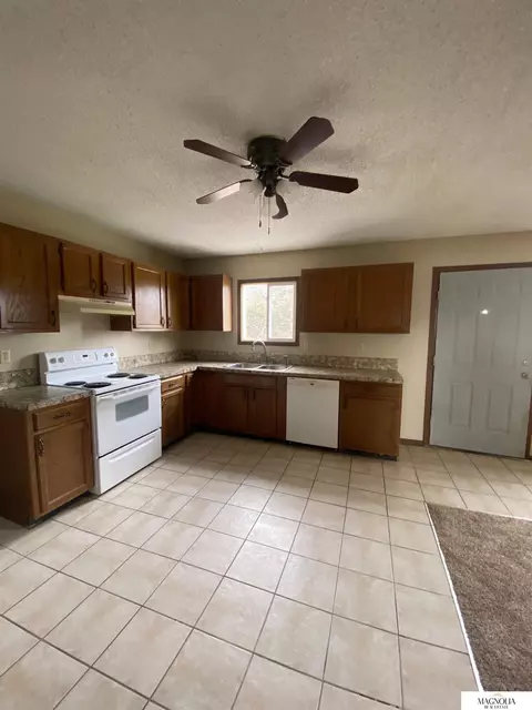 319 S 10th St, Beatrice, NE 68310