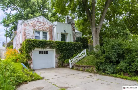 5802 Pacific St, Omaha, NE 68106