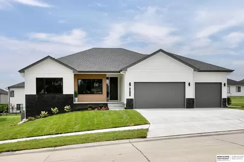 20711 Hartman Ave, Elkhorn, NE 68022