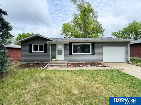 7800 Cherrywood Dr, Lincoln, NE 68510