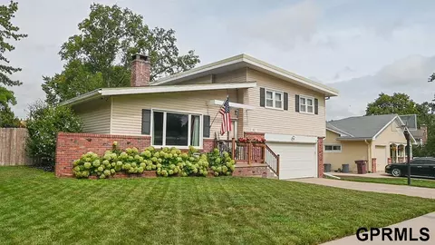 921 Cottonwood Dr, Lincoln, NE 68510