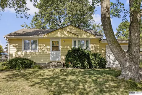 2221 S 57th St, Lincoln, NE 68506