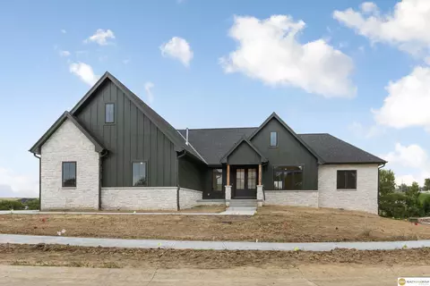 21710 Hackberry Dr, Gretna, NE 68028