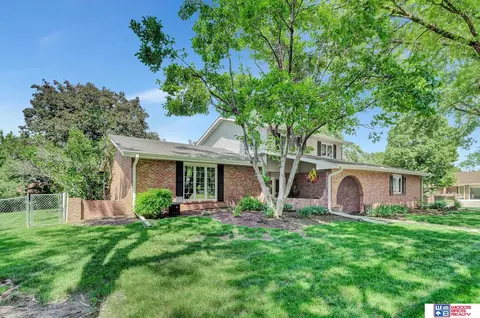 6820 Rexford Dr, Lincoln, NE 68506