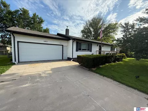 1821 Hoyt St, Beatrice, NE 68310 photo 3