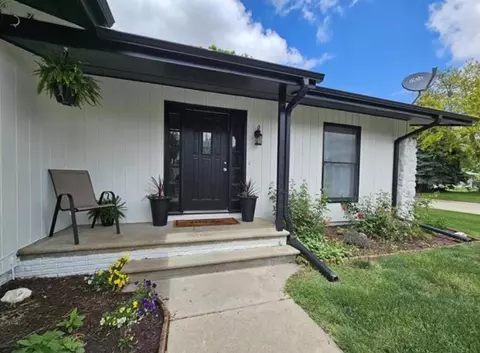 409 Centercrest Dr, Clay Center, NE 68933
