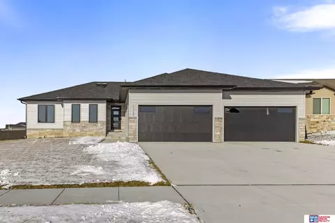 7522 Himalayas Dr, Lincoln, NE 68516
