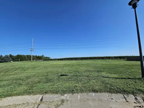 811 Grandview Cir, Sutton, NE 68979