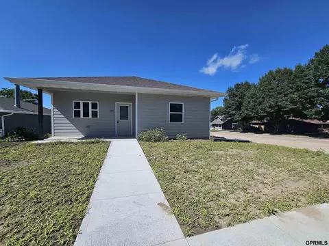 Exterior - 209 E Grove St, Sutton, NE 68979 photo 1 of 2