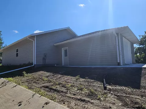 Exterior - 209 E Grove St, Sutton, NE 68979 photo 2 of 2